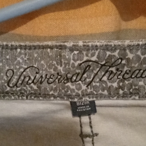 Universal Thread, 8, Leopard - Picture 3 of 3